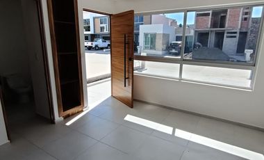 CASA NVA EN FRACC. PRIVADO CERCA DE PLAZA COMERCIAL