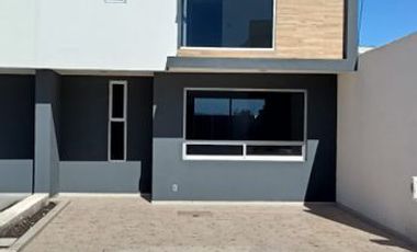CASA NVA EN FRACC. PRIVADO CERCA DE PLAZA COMERCIAL