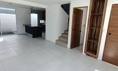 CASA NVA EN FRACC. PRIVADO CERCA DE PLAZA COMERCIAL