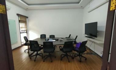 Rumah Besar Cocok Untuk Kantor atau Rumah Tinggal di Mainroad area Lengkong Kodya Bandung