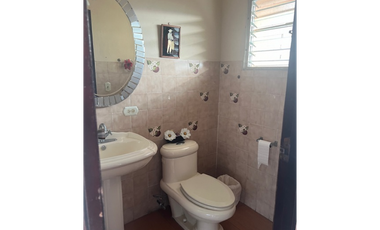 SE VENDE CASA DOS PLANTAS  EN ALTOS DE SANTA MARA, por Linda Vista