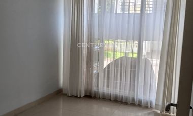 Rumah 2 Lantai Semi Furnished Modern Ada Swimming Pool 7593