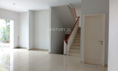 Rumah 2 Lantai Semi Furnished Modern Ada Swimming Pool 7593