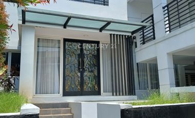 Rumah 2 Lantai Semi Furnished Modern Ada Swimming Pool 7593