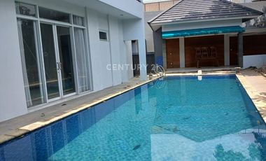 Rumah 2 Lantai Semi Furnished Modern Ada Swimming Pool 7593