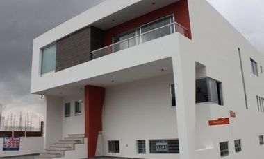 Residencia en venta en Lomas de Juriquilla, 4 recamaras, 5.5 baños, 3 niveles.