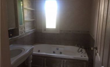 CASA CON PISCINA EN BARRIO LOS TRONCOS