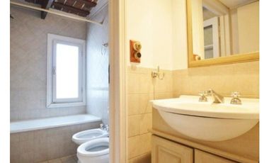 CASA CON PISCINA EN BARRIO LOS TRONCOS