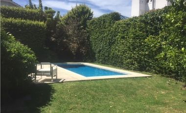CASA CON PISCINA EN BARRIO LOS TRONCOS
