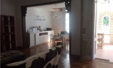 CASA CON PISCINA EN BARRIO LOS TRONCOS