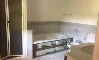 CASA CON PISCINA EN BARRIO LOS TRONCOS