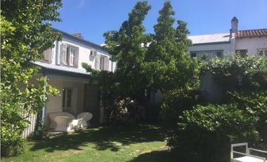 CASA CON PISCINA EN BARRIO LOS TRONCOS