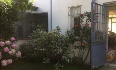CASA CON PISCINA EN BARRIO LOS TRONCOS
