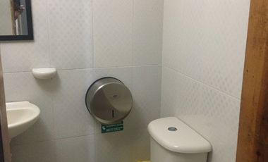 SE ALQUILAN HABITACIONES POR NOCHE DE ACOMODACION DE PAREJA Y ACOMODACION MULTIPLE, EXCELNTE UBICACION
