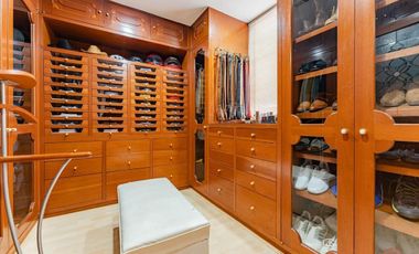 Amplia Residencia En Venta, En Condominio Exclusivo Cerca De San Jerónimo