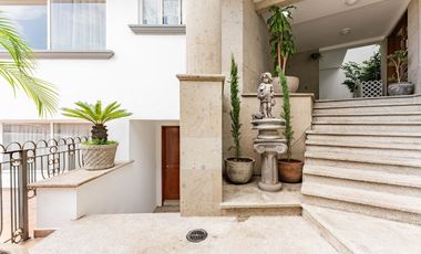 Amplia Residencia En Venta, En Condominio Exclusivo Cerca De San Jerónimo