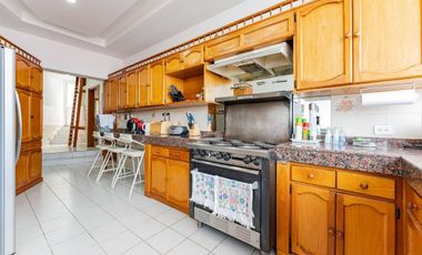 Amplia Residencia En Venta, En Condominio Exclusivo Cerca De San Jerónimo