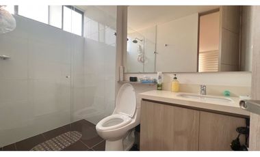 VENTA DE APARTAMENTO MUY COMERCIAL DE ESPACIOS GENEROSOS Y LIMPIOS