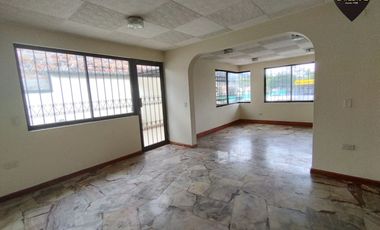 Casa de venta en Av. 10 de Agosto – código:20303