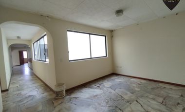 Casa de venta en Av. 10 de Agosto – código:20303