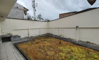 Casa de venta en Av. 10 de Agosto – código:20303