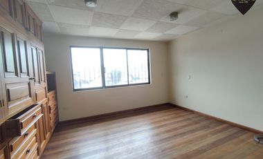 Casa de venta en Av. 10 de Agosto – código:20303