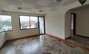 Casa de venta en Av. 10 de Agosto – código:20303