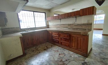 Casa de venta en Av. 10 de Agosto – código:20303