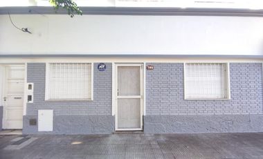 VENTA - Casa al frente 2 dormitorios con patio y terraza - Azcuénaga, Rosario.