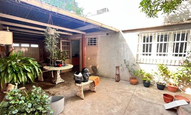 Venta casa de tres dormitorios en 1ro de Mayo y Uriburu con patio y cochera en Zona Sur, Rosario.