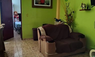 casa de 2 pisos con locales Comerciales/ frente mercado - Callao $215,000