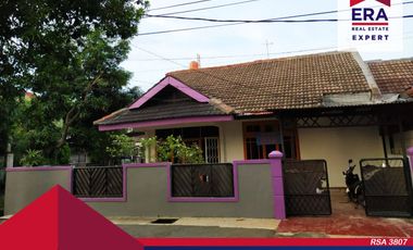 Disewa Rumah Besar Hoek Letak Strategis