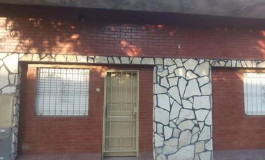 LOTE CON MEJORAS DE 10 X28.8 MTS UBICADA A POCAS CUADRAS DE AVENIDA JUAN MANUEL DE ROSAS.