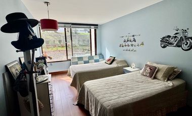 Amplio departamento en venta de 5 dorm. en Vitacura,