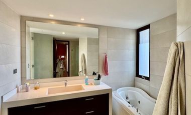 Amplio departamento en venta de 5 dorm. en Vitacura,