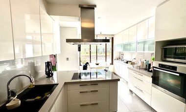 Amplio departamento en venta de 5 dorm. en Vitacura,