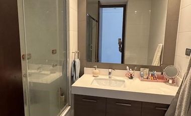 Amplio departamento en venta de 5 dorm. en Vitacura,