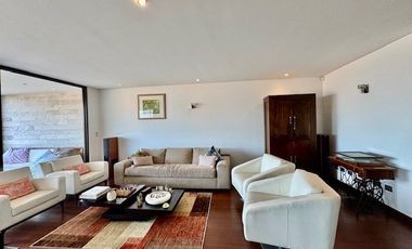 Amplio departamento en venta de 5 dorm. en Vitacura,