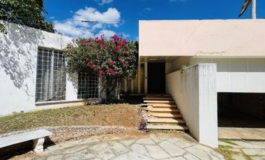 Casa en venta en Av. Principal dentro de la cuida de Mérida.
