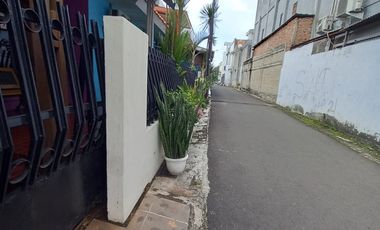JUAL CEPAT RUMAH LOKASI STRATEGIS TERJANGKAU ULUJAMI JAKARTA SELATAN 2.7m (NEGO)