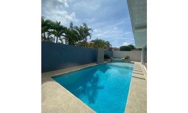 ALQUILO CASA CON PISCINA  LB EN PALMERAS DEL ESTE COSTA DEL ESTE