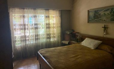 Casa 3 amb.a reciclar con cochera y fondo en Bernal oeste