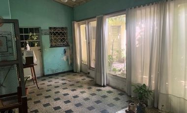 Casa 3 amb.a reciclar con cochera y fondo en Bernal oeste