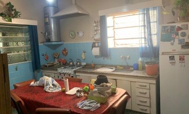 Casa 3 amb.a reciclar con cochera y fondo en Bernal oeste
