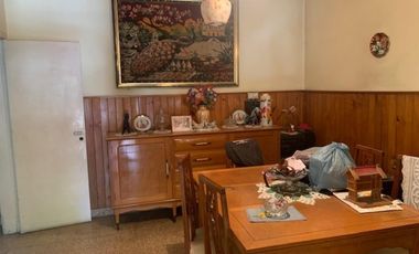 Casa 3 amb.a reciclar con cochera y fondo en Bernal oeste