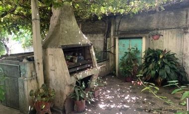 Casa 3 amb.a reciclar con cochera y fondo en Bernal oeste