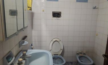 VENTA DE CASA 6 AMBIENTES MÁS LOCAL COMERCIAL - TODOS LOS DESTINOS - 320 M2 - MONTE GRANDE APTO A CREDITO