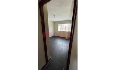 Se Vende Casa De Dos Pisos En Urbanización Idelfonso Coloma Sullana En Pasaje Muy Cerca A Calle José De Lama