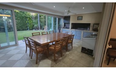 VENDO CHALET DE CATEGORIA PREMIUM EN BARRIO DALVIAN MENDOZA