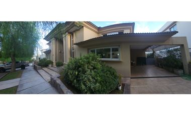 VENDO CHALET DE CATEGORIA PREMIUM EN BARRIO DALVIAN MENDOZA